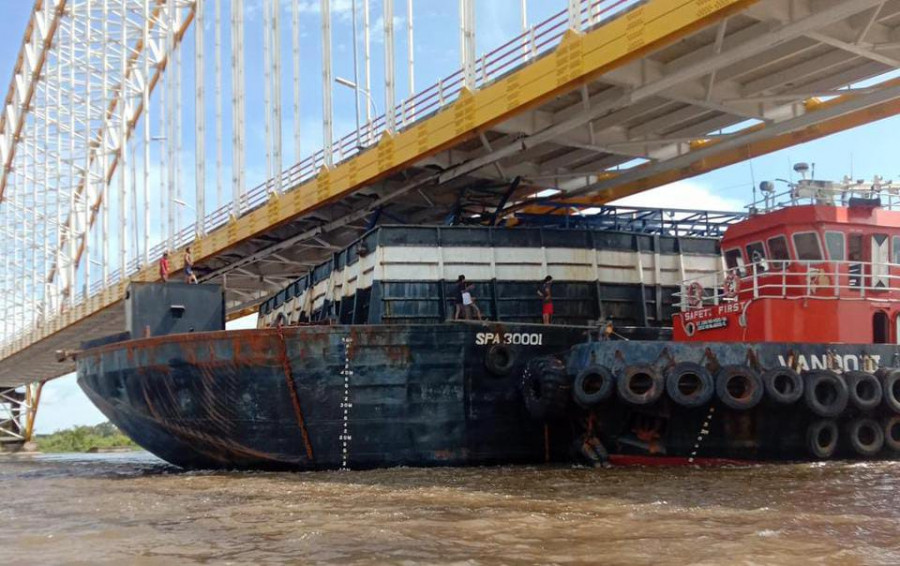 BREAKING NEWS: Tongkang Muatan Besi Tersangkut di Jembatan Martadipura Kota Bangun
