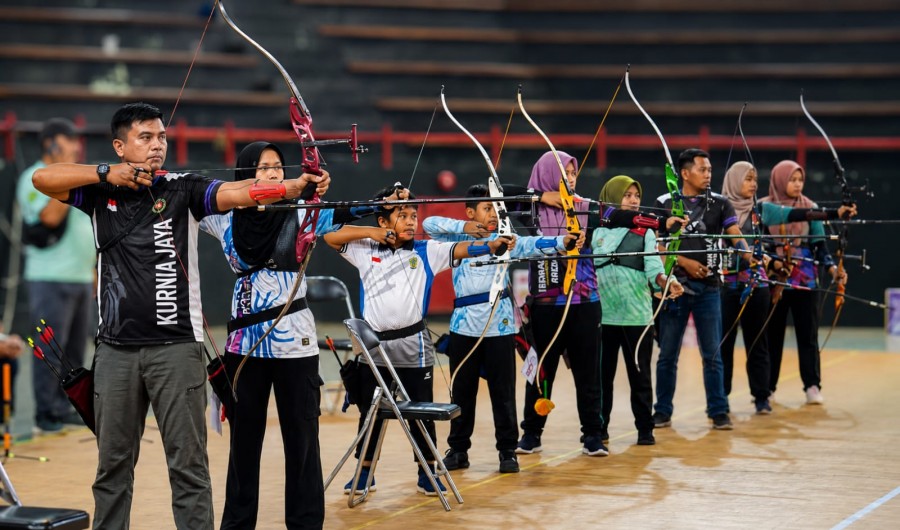 Atlet panahan Kubar saat final Kejuaraan Mini Archery Series IV di GOR Desnan Sendawar. (Foto: Dok.Perpani Kubar)