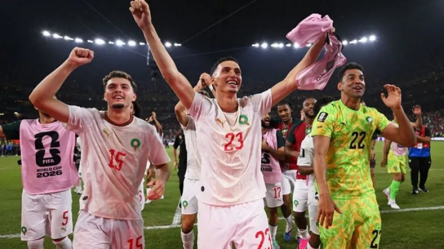Pemain Maroko merayakan keberhasilan mereka menembus fase 16 Besar setelah menyingkirkan Belanda. (gettyimages)