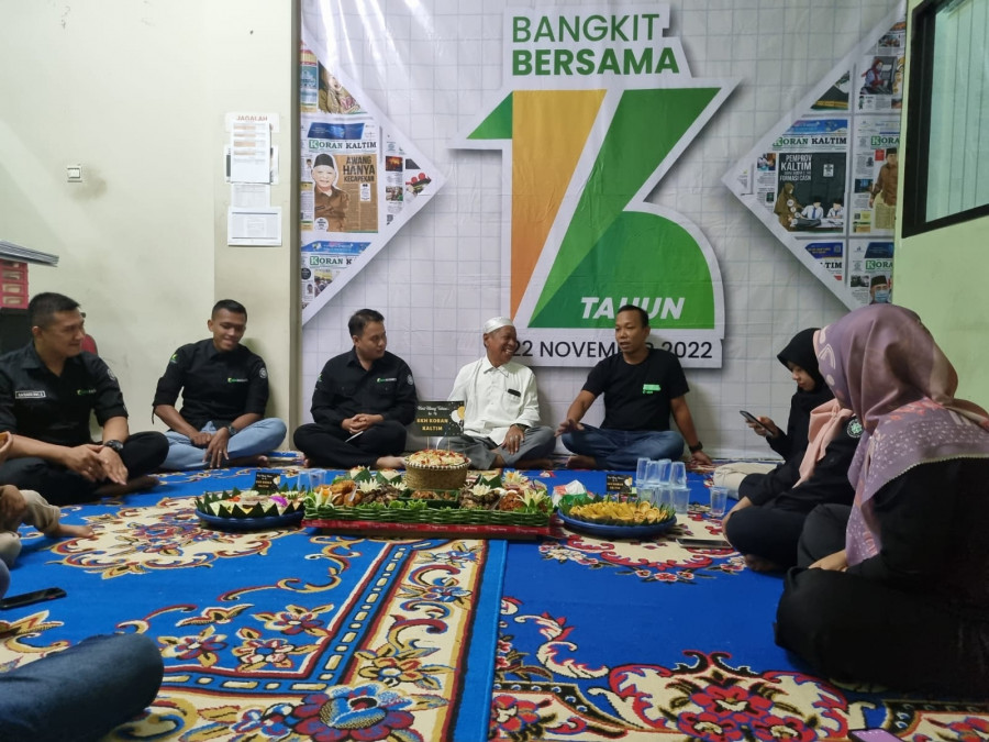 Doa dan syukuran bersama karyawan di Kantor Pusat Koran Kaltim di Jalan Jelawat, Kelurahan Timbau pada Selasa (22/11/2022) pagi tadi. (Foto: Korankaltim.com)
