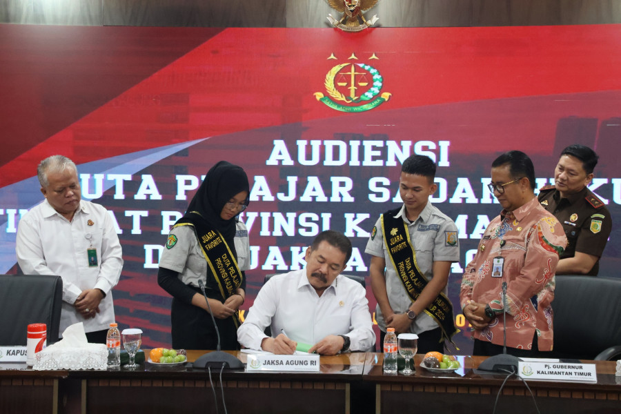 Jaksa Agung, Burhanuddin menerima kunjungan Duta Pelajar Sadar Hukum Kaltim bersama Kepala Kejaksaan Tinggi Kaltim dan Pj Gubernur Kaltim. (Istimewa)