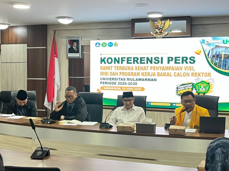 Senat dan Panitia Pemilihan Rektor Unmul menggelar konferensi pers terkait polemik penundaan tahapan penyampaian visi dan misi calon rektor (Rafik/Korankaltim.com).