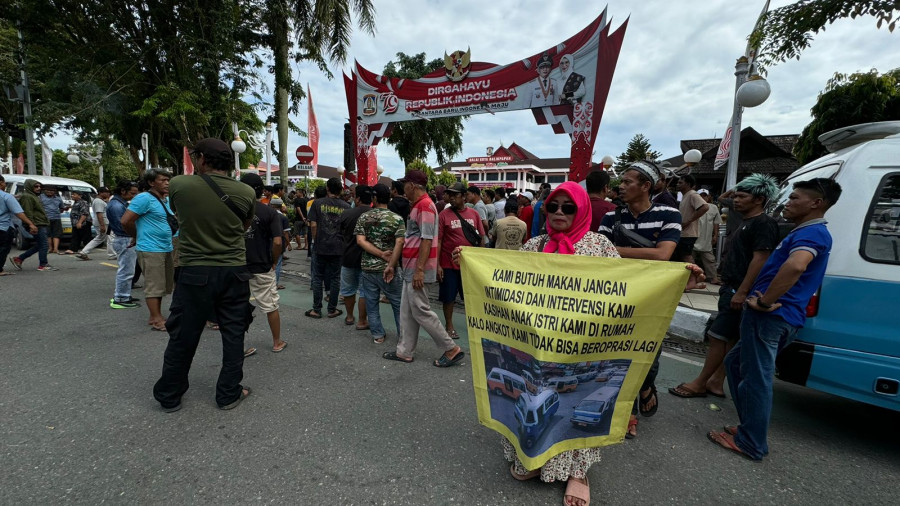 BREAKING NEWS: Geruduk Kantor Pemkot, Ratusan Sopir Angkot Tuntut Bus Bacitra Dihentikan