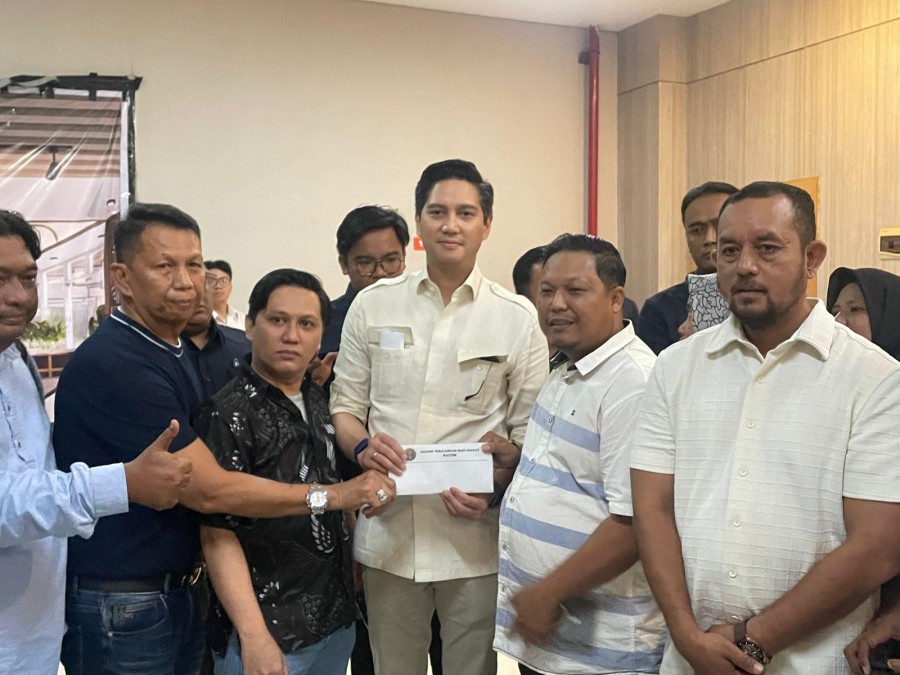 AMP Kaltim saat menyerahkan surat pada Waketu DPP Gerindra yang sekaligus Anggota Komisi I DPR RI, Budisatrio Djiwandono, untuk disampaikan pada Presiden RI, Prabowo Subianto.(Ainur/Korankaltim.com)