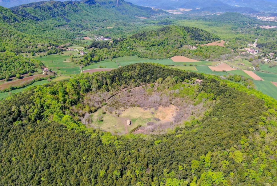 Sisa dari gunung berapi Santa Margarida dengan gereja yang berada di kawahnya Taman Alam Zona Vulkanik La Garrotxa, lokasi wisata yang menyimpan keindahan alam menakjubkan. (Foto: dailymail.co.uk)