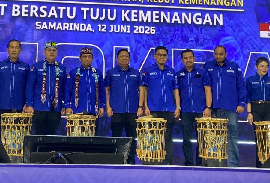 Bambang Soepriyadi bersama jajaran pengurus pusat yang secara aklamasi terpilih menjadi Ketua DPD Demokrat Kaltim.(Ainur/Korankaltim.com)