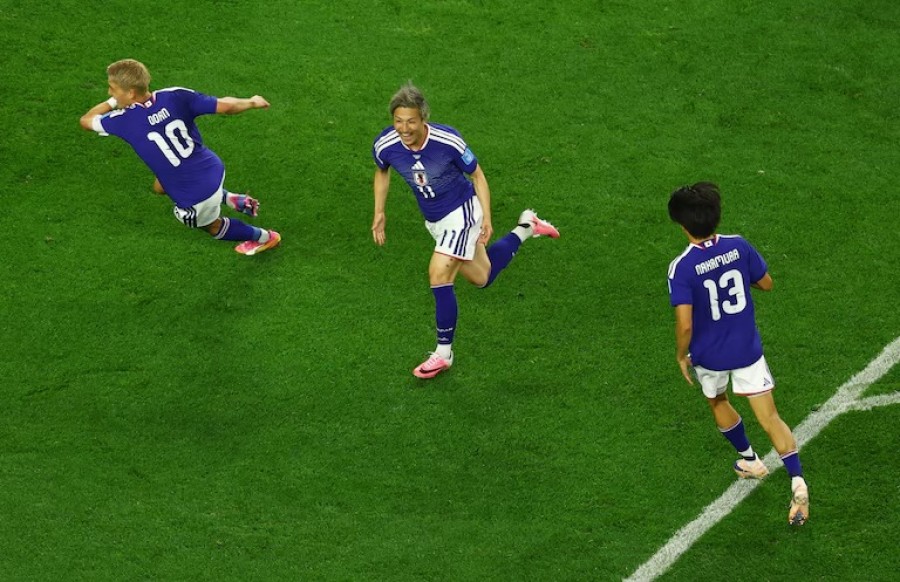 Daizen Maeda (tengah), mencetak gol pembuka Jepang ke gawang Swedia pada pertandingan pagi tadi. (Foto: Reuters)