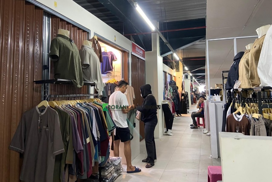 Aktivitas jual beli di dalam gedung Pasar Pagi. (Foto: Ayu/KoranKaltim.com)