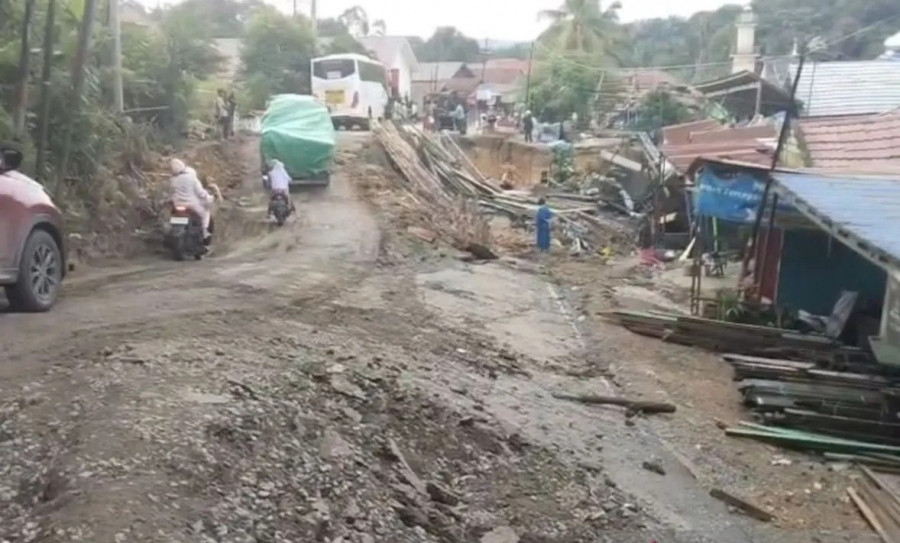 Jalan poros di KM 28 Desa Batuah, sudah bisa dilewati kendaraan roda dua dan roda empat secara bergantian. (dokantaranews)
