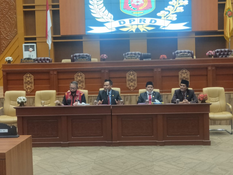Ketua DPRD Samarinda, Siswadi (dua dari kiri) saat memimpin RDP terkait Pembongkaran Pemukiman Warga Pasar Segiri pada Kamis (9/7/2020)