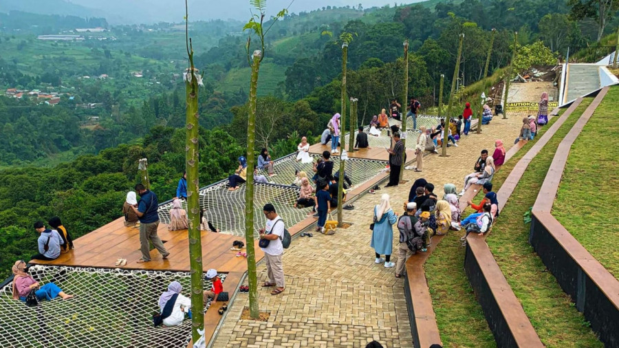 Salah satu spot bersantai bagi pengunjung untuk menikmati panorama alam di Kawasan perbukita yang ada di The Nice Funtastic Park. (Foto: Dok.The Nice Funtastic Park)