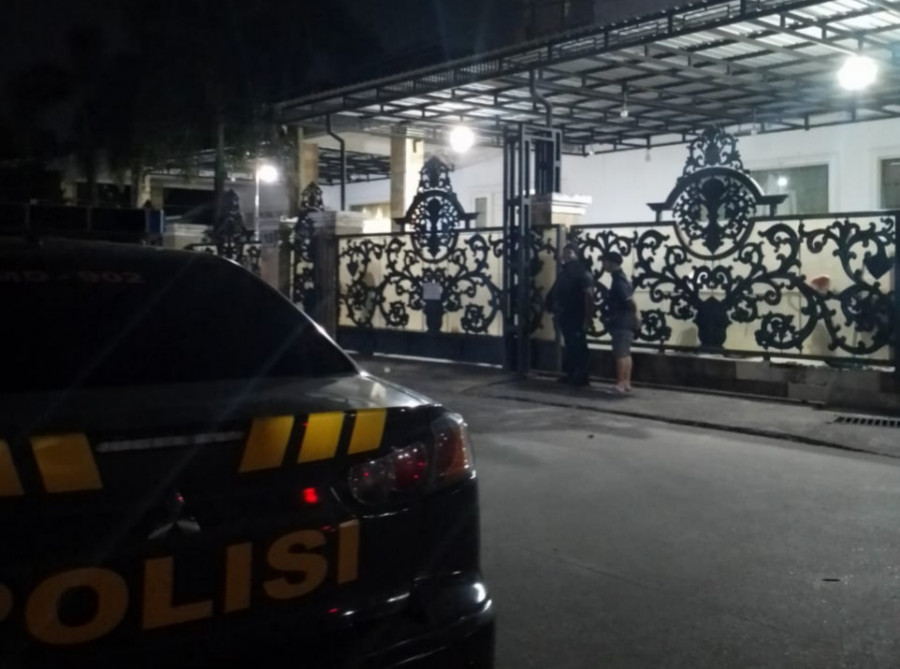 Suasana kediaman Awang Faroek dan putrinya, Dayang Donna di Jl Barito Samarinda, Senin (23/9/2024) malam. (Foto: Nancy/Korankaltim.com)