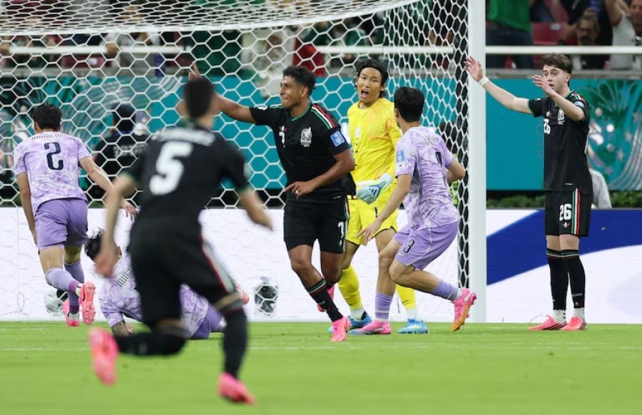 Gol yang dicetak Luis Romo (tengah) memastikan Meksiko meraih kemenangan dari Korea Selatan pagi tadi. (Foto: Reuters)