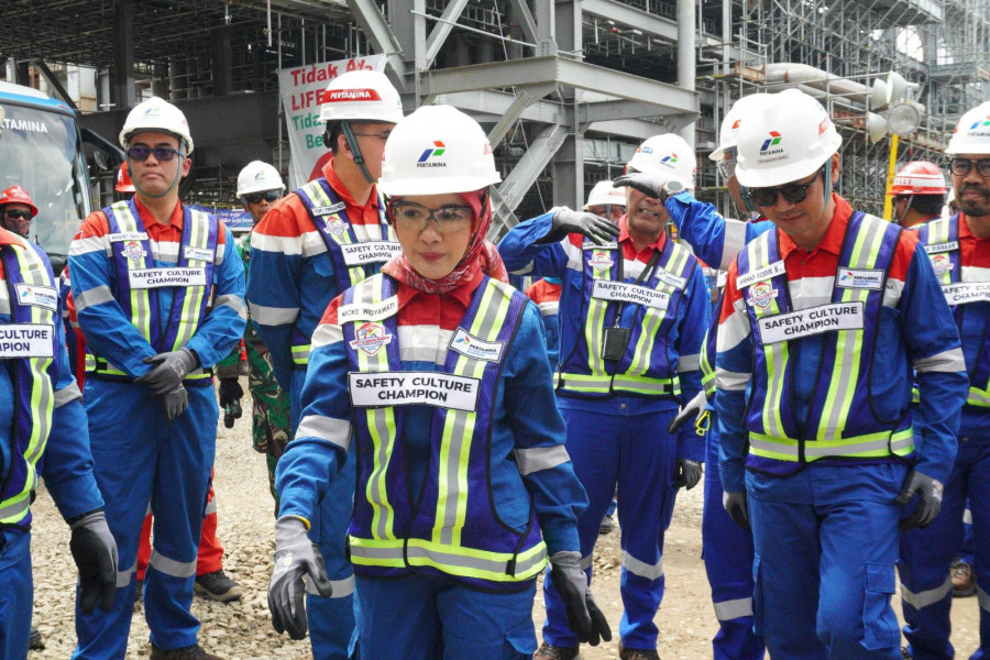 Direktur Utama PT Pertamina (Persero) Nicke Widyawati meninjau progres TA Revamp di Kilang RU V Balikpapan. (Foto: PT KPI Unit Balikpapan)