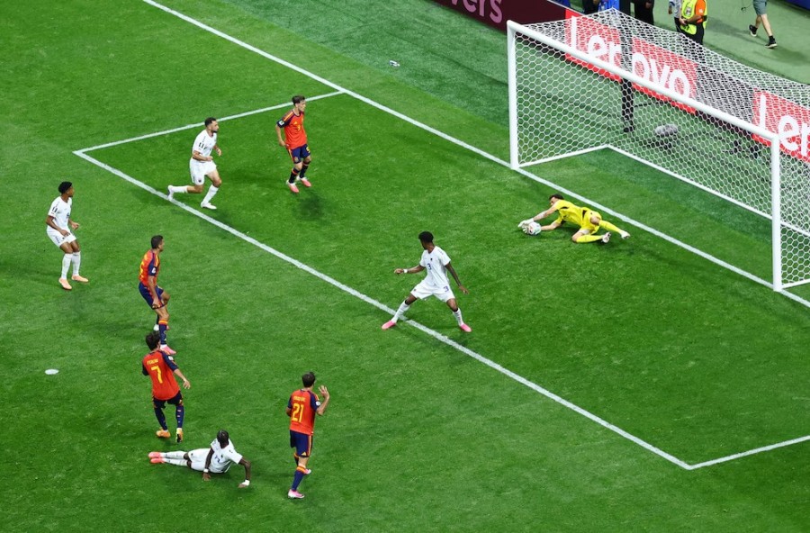 Kiper Cape Verde Vozinha, jatuh bangun di bawah mistar gawang menahan gempuran pemain Spanyol pada pertandingan pagi tadi. (Foto: Reuters)