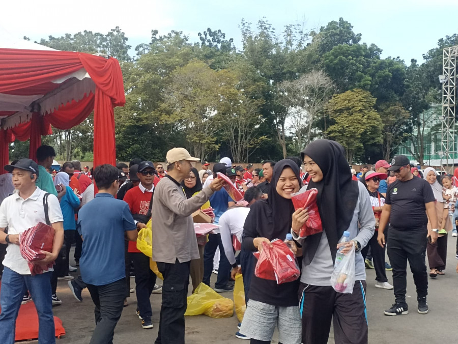 Pembagian Bendera Merah Putih sebanyak enam ribu yang dilakukan Kesbangpol Kaltim di Gelora Kadrie Oening, Samarinda pada, Minggu (4/8/2024) (Surya/Korankaltim.com)