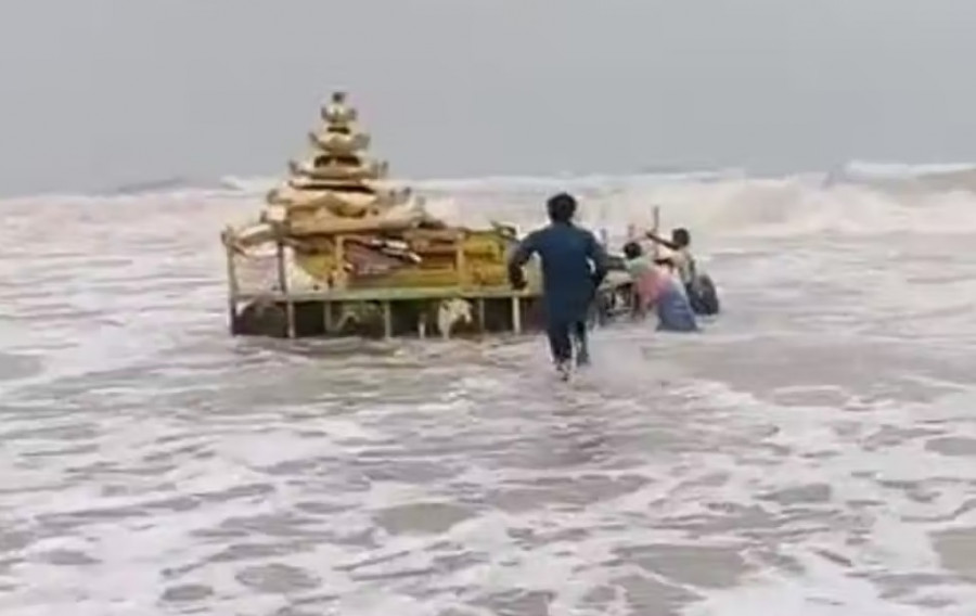 Terbawa Gelombang Laut, Kereta Emas Diduga dari Indonesia Terdampar di Pantai Tenggara India