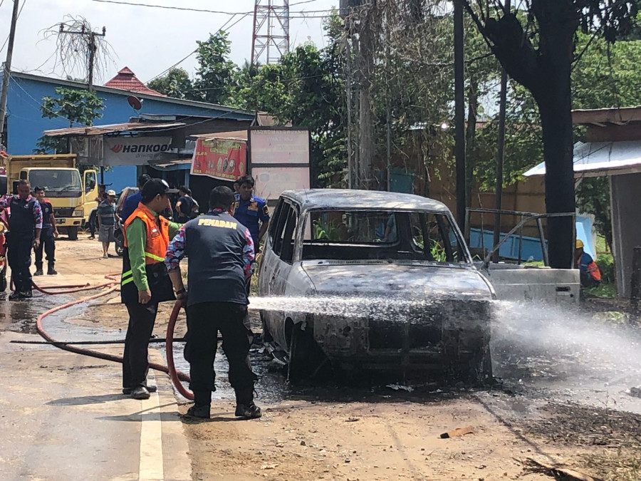 Mobil pengetap hangus terbakar di jalan poros Tenggarong Seberang-Samarinda. (Foto: Erlita/Korankaltim.com)