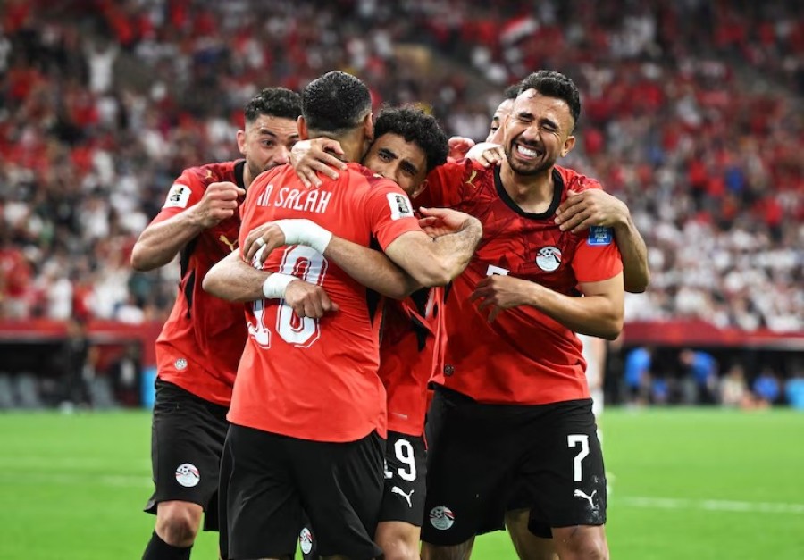 Pemain Mesir memeluk Mo Salah setelah mencetak gol ke gawang Selandia Baru pada pertandingan kedua Piala Dunia 2026. (Foto: Reuters)