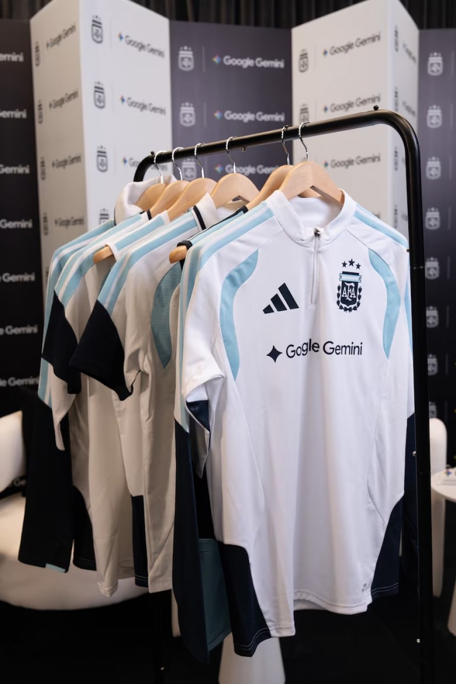 Seragam latihan baru tim nasional Argentina menampilkan logo Google Gemini sebagai sponsor utama baru untuk semua level negara itu. (AFA)
