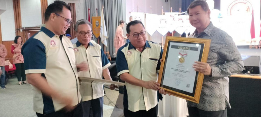 Presiden terpilih Prabowo Subianto menerima penghargaan pin emas dari SMSI yang diserahkan oleh Ketua Umum SMSI Firdaus. Penghargaan pin emas diterima oleh Hashim Djojohadikusumo di sela-sela acara pelantikan pengurus Formas, Sabtu (3/8). Dalam kesempatan