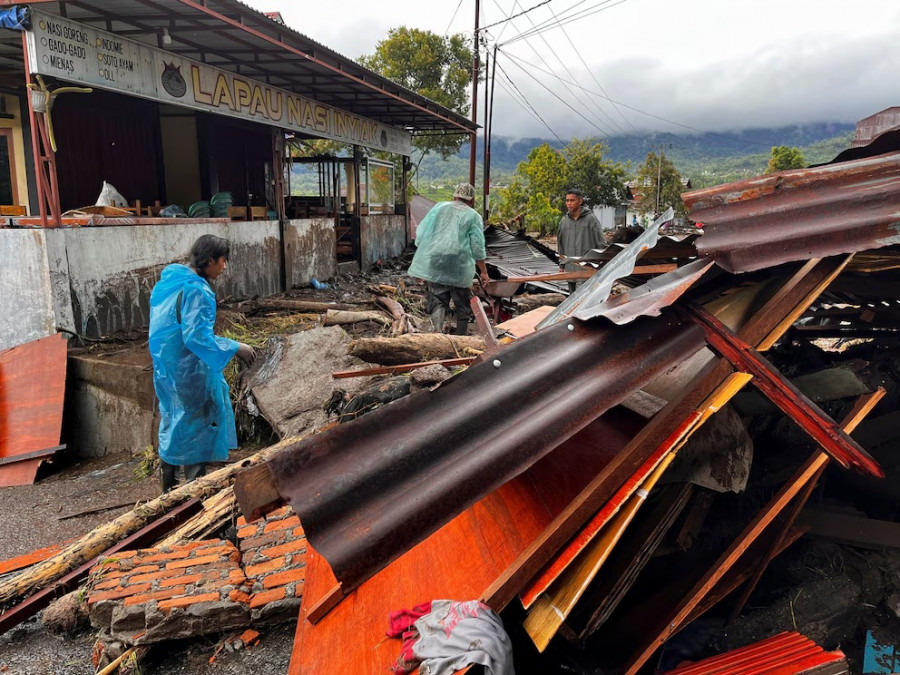 Hujan deras memicu tanah longsor yang terjadi di Sumatera Utara menghancurkan rumah warga, tak hanya harta, nyawa pun melayang. (reuters)