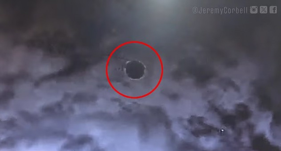 Benda Aneh Terbang Diantara Awan Terekam Kamera Personel Militer