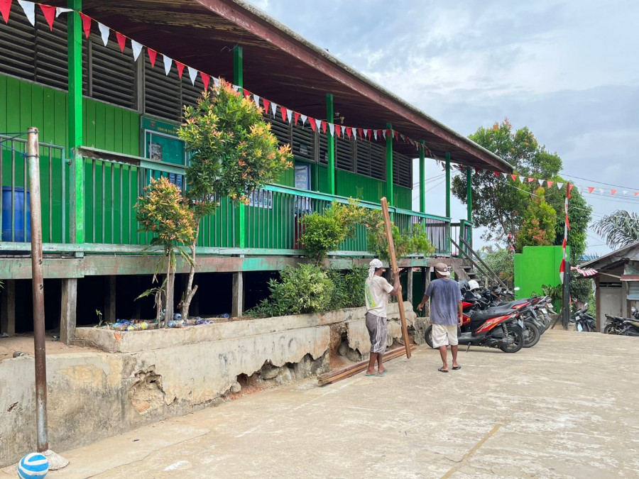 Pekerja melakukan perbaikan di SDN 020 Samarinda Utara. Sekolah ini masih menggunakan bangunan kayu dan sebagian dinding sudah mengalami kerusakan. (Ayu/KoranKaltim.com)