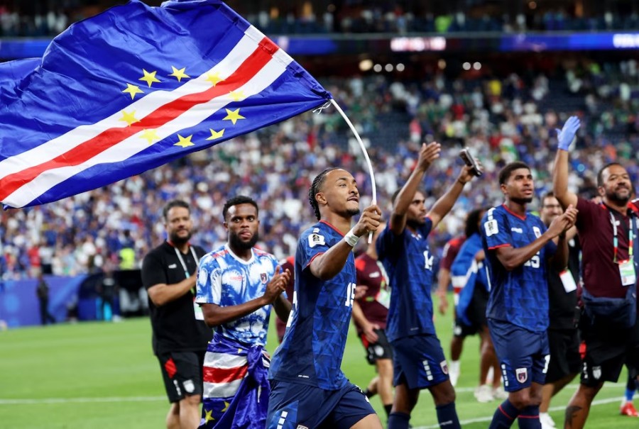 Bendera Cape Verde berkibar mengiringi kelolosan mereka ke babak 32 Besar Piala Dunia 2026 untuk pertama kalinya dalam sejarah. (reuters)