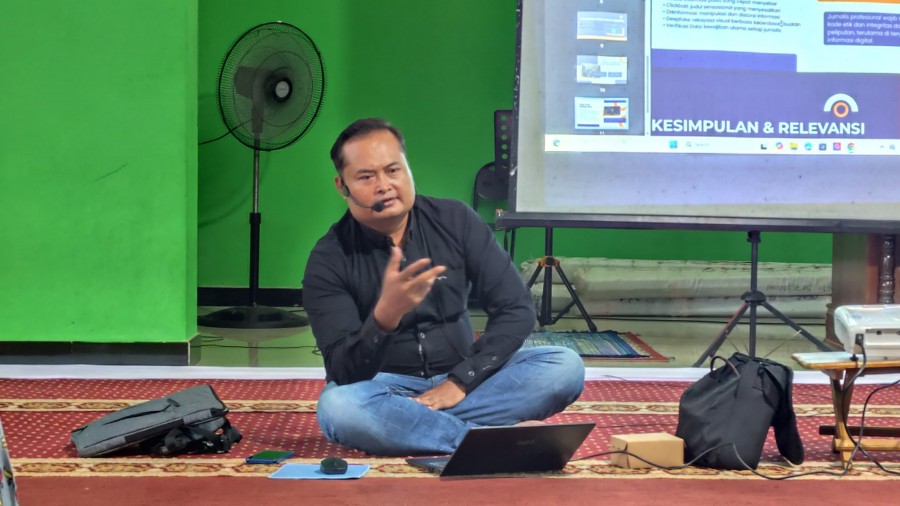 Ketua PWI Kukar, Andi Wibowo saat memberikan materi kepada para pelajar di Muhammadiyah Tenggarong. (Dok. PWI Kukar)