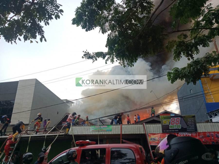 Petugas pemadam kebakaran terlihat bekerja keras untuk memadamkan api (Claudius Vico/Korankaltim.com)
