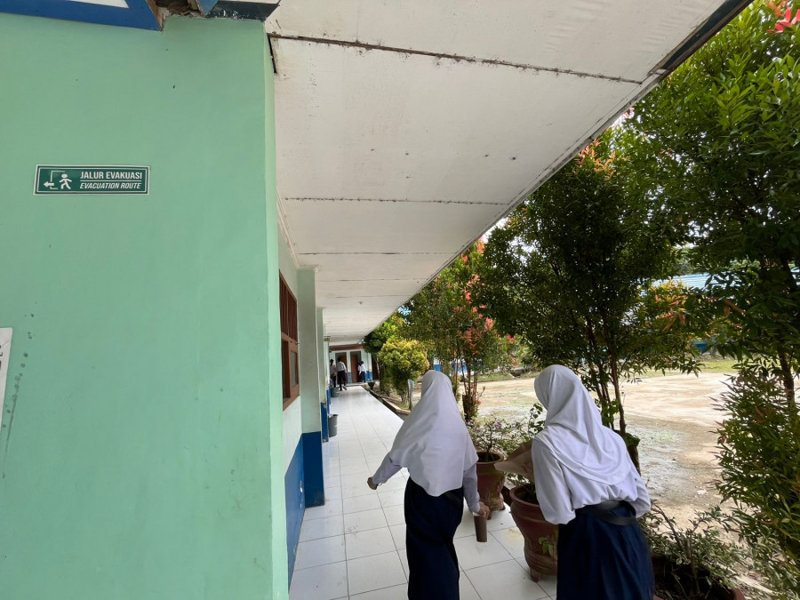 Kondisi lingkungan sekitar SMPN 24 Samarinda yang berada di kawasan rawan longsor dan kerap terendam banjir. (Ayu/Korankaltim.com)