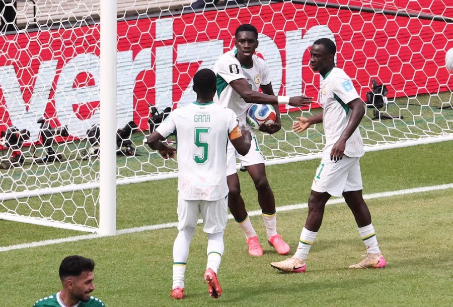 Ismaila Sarr (tengah) bersama Idrissa Gueye dan Habib Diarra usai mencetak gol untuk Senegal ke gawang Irak pada pertandingan dini hari tadi. (reuters)