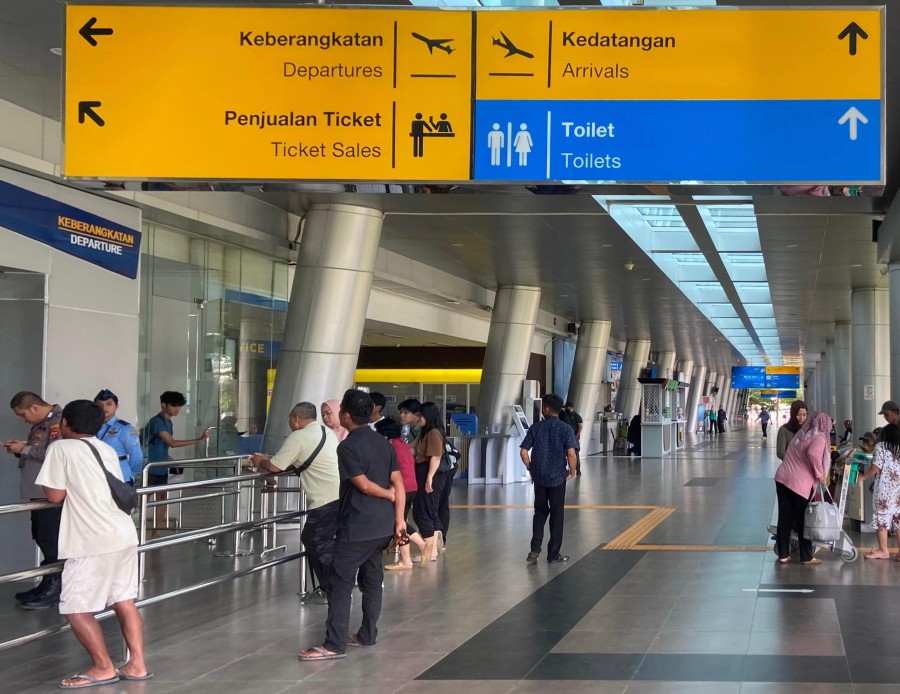 Suasana aktivitas calon penumpang di terminal keberangkatan Bandara APT Pranoto Samarinda pada Januari 2026 lalu. (Ayu/KoranKaltim.com)