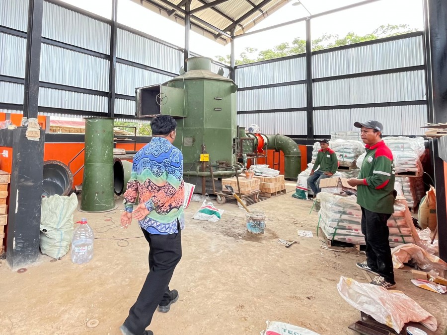 Insinerator di Polder Air Hitam yang masih dalam tahap perakitan. (Ayu/KoranKaltim.com)