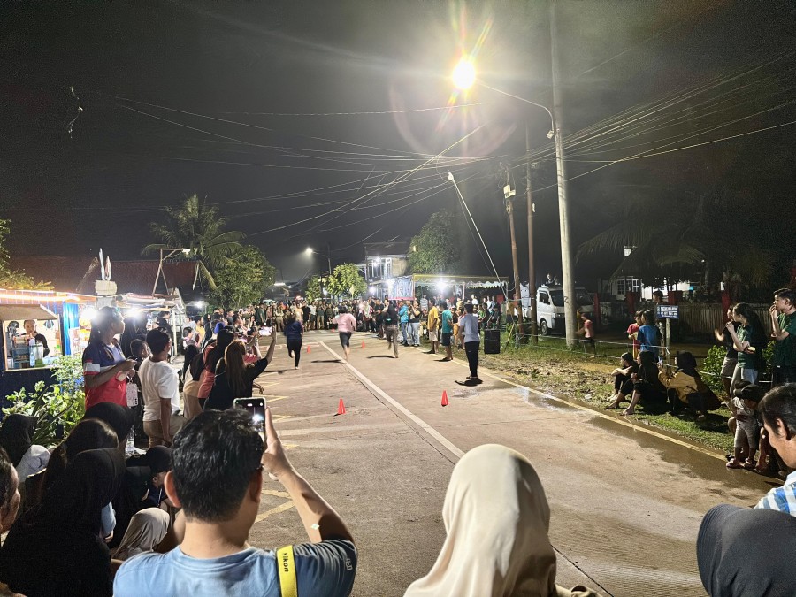 keseruan bocil hingga emak-emak turut serta meriahkan Nyeker Run ala Kelurahan Loa Tebu. (Foto: Heri/Korankaltim.com)