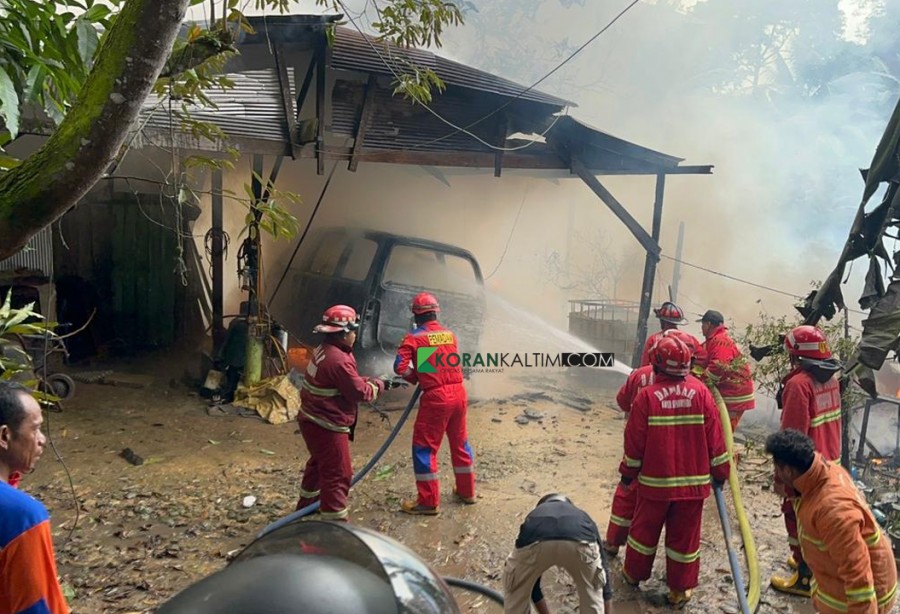 Disdamkarmat kota Samarinda bersama relawan kota Samarinda saat berupaya memadamkan api kebakaran. (Foto: Adnan Abdul/Korankaltim.com)