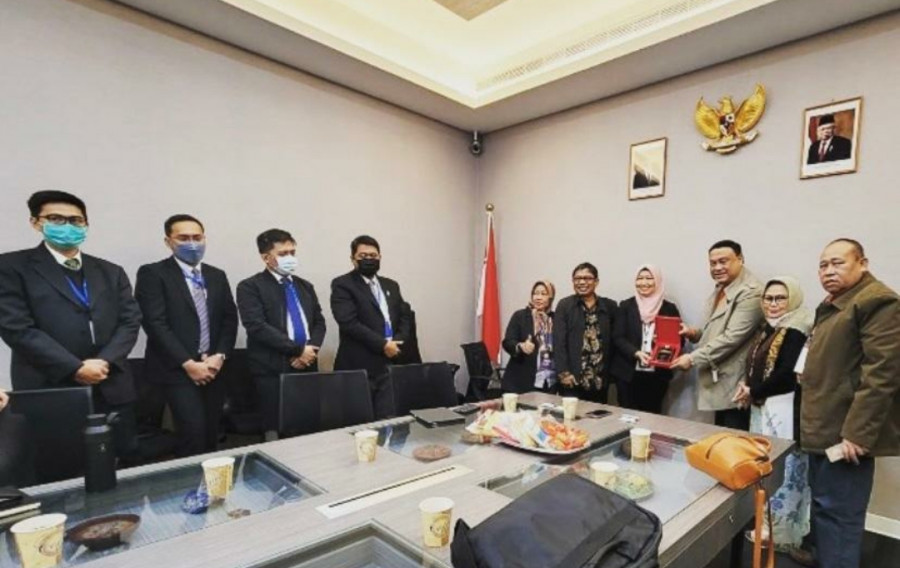 Penyerahan cinderamata Serikat Media Siber Indonesia (SMSI) kepada pimpinan Kantor Dagang dan Ekonomi Indonesia (KDEI) Taipei di Taipei Taiwan baru- baru ini. (Foto: Istimewa)
