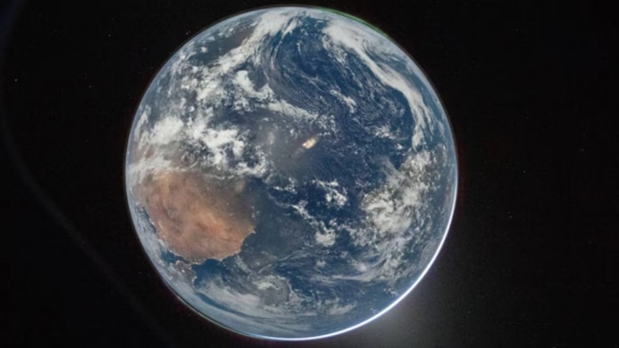 Gambar bumi yang terlihat sangat bulat diambil para astronot saat berada di bulan dalam misi Artemis II. (NASA)