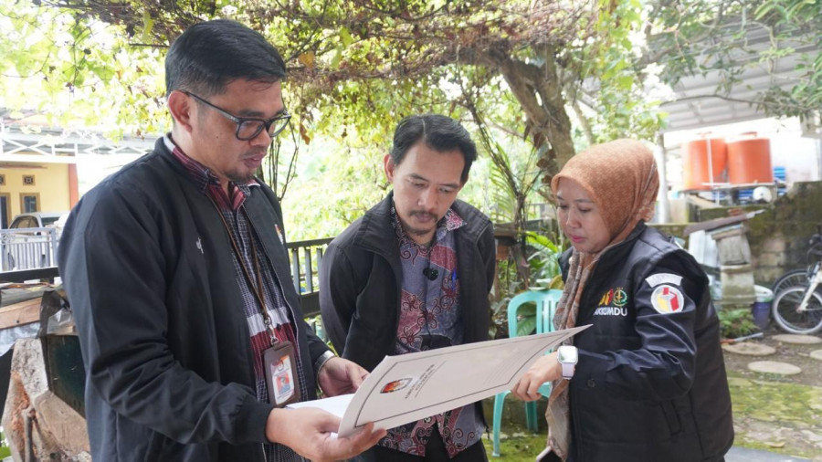 Bawaslu Kaltim saat sedang melakukan Pencocokan dan Penelitian Data Pemilih Terbatas atau Coktas di Triwulan III 2025 (istimewa).