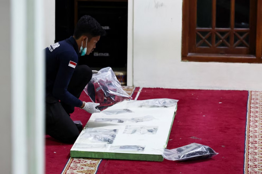 Barang bukti yang diamankan polisi dari dalam masjid SMA Negeri 72 Jakarta setelah ledakan hebat terjadi kemarin. (reuters)