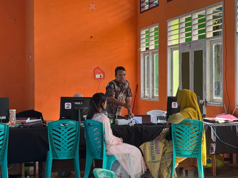 Panitia SPMB SMPN 8 Samarinda melayani orang tua siswa yang datang langsung untuk melakukan pendaftaran dan verifikasi berkas. (Ayu/KoranKaltim.com)
