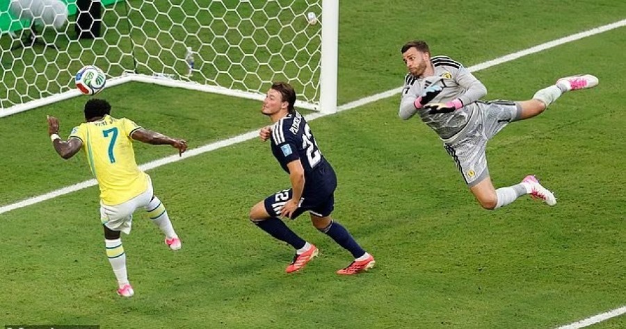 Gol kedua lewat sundulan yang dicetak Vinicius Junior (kiri) ke gawang Skotlandia membawa Brasil melangkah dengan meyakinkan ke fase kedua Piala Dunia 2026. (Foto: Gettyimages)