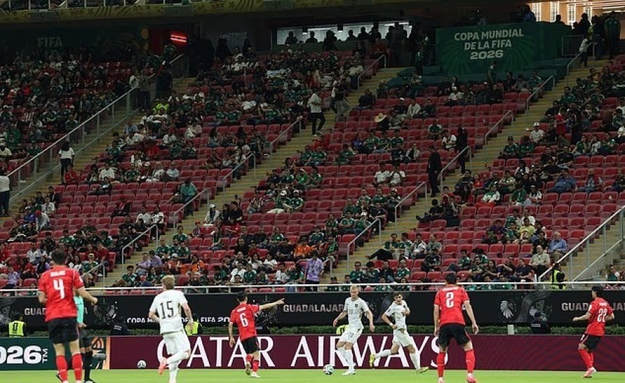 Laga Korea Selatan kontra Ceko yang diwarnai banyaknya kursi kosong di Stadion Guadalajara Meksiko. (Foto: Reuters)