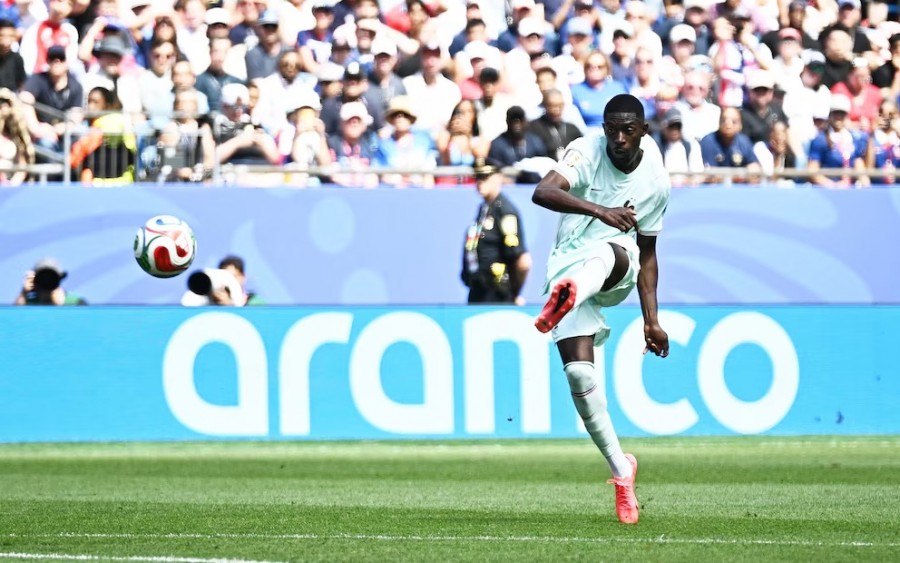 Sepakan pressing Ousmane Dembele ke gawang Norwegia berbuah tiga gol dalam kemenangan besar 4-1 Prancis pada pertandingan dini hari tdi. (reuters)