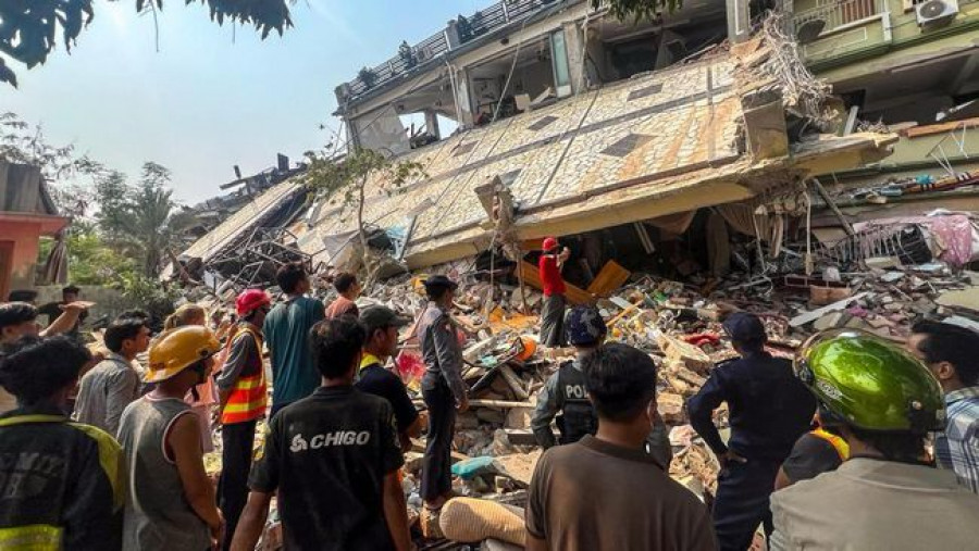 Pencairan korban yang tertimbun puing-puing bangunan pasca gempa di Myanmar (Foto: REUTERS/Stringer)