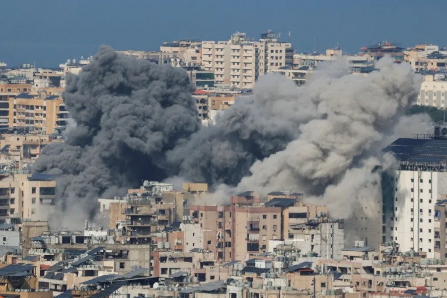 Asap tebal terlihat dari wilayah perkotaan di Beirut, Lebanon usai serangan Israel, hal mana yang memicu amarah Iran. (bbc.com)
