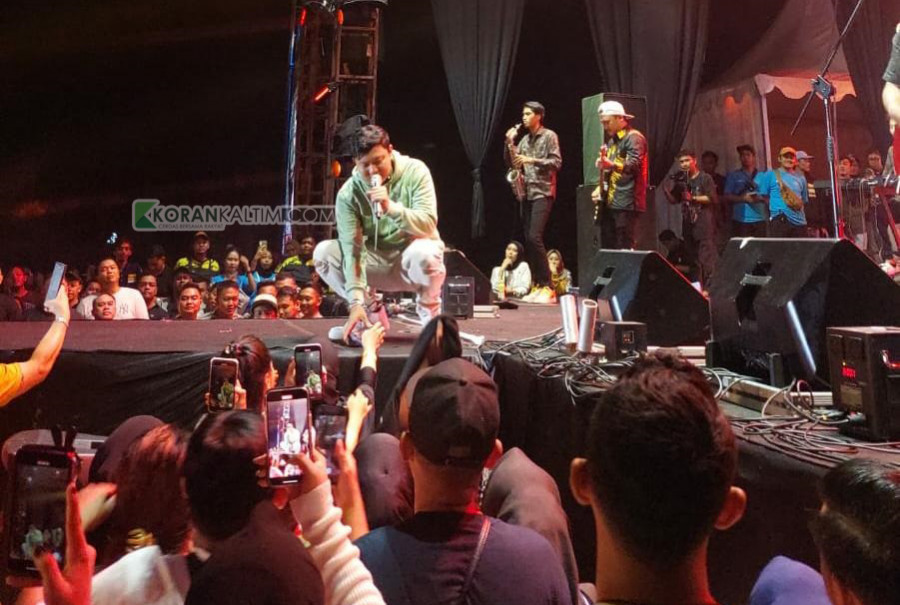 Denny Caknan berjongkok demi melayani ajakan swafoto di tengah konser di GOR Kadrie Oening, Samarinda Senin (15/5/2023) lalu. (Foto: Cony/Korankaltim.com)