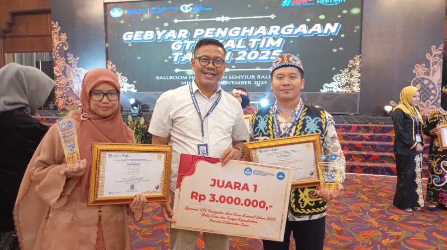Desi, Kepala Cabang Dinas Pendidikan Wilayah IV Kubar-Mahulu Jafar Khodori, dan Yohanes saat menerima penghargaan.(ISTIMEWA)