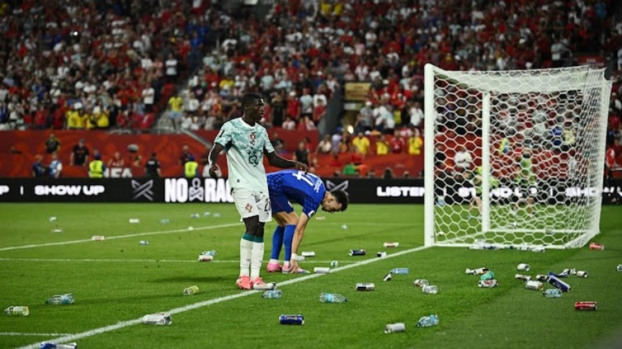 Pendukung Kroasia melempari lapangan setelah wasit membatalkan gol ke gawang Portugal di injury time. (reuters)